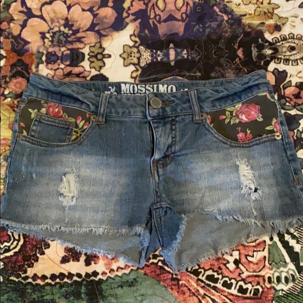 Mossimo Women’s cutoff shorts w flower pockets